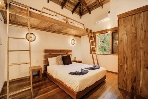 Un dormitorio con una litera y una escalera. en BODHI House, en Punta Uva