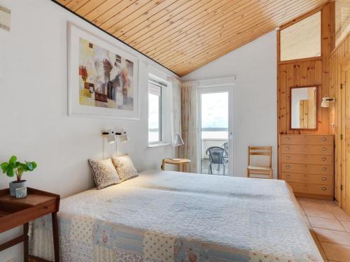 Ein Bett oder Betten in einem Zimmer der Unterkunft Holiday Home Grumme - 30m to the fjord by Interhome