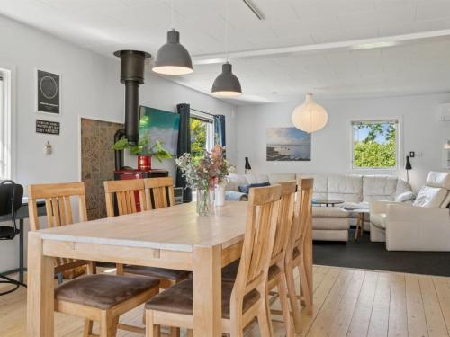 Un lugar para sentarse en Holiday Home Ømund - 600m to the inlet by Interhome