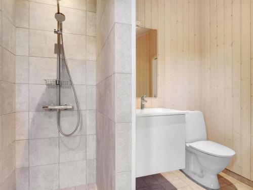 Ένα μπάνιο στο Holiday Home Miljanka - 175m from the sea by Interhome