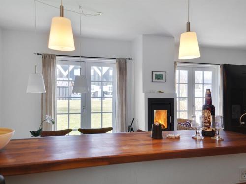 Μια τηλεόραση ή/και κέντρο ψυχαγωγίας στο Holiday Home Anniek - 1km to the fjord by Interhome