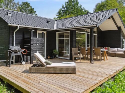 Patio nebo venkovní prostory v ubytování Holiday Home Jonnhild - 450m from the sea by Interhome