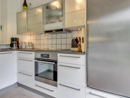 Una cocina o zona de cocina en Holiday Home Cedomir - 625m from the sea by Interhome