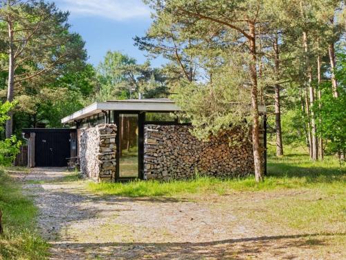 Το κτήριο όπου στεγάζεται  η παραθεριστική κατοικία