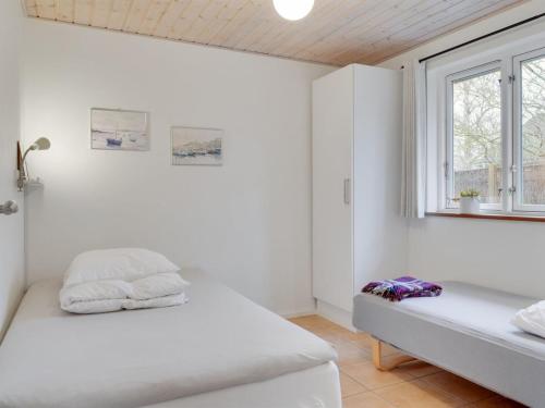 Ein Bett oder Betten in einem Zimmer der Unterkunft Holiday Home Annesophie - 300m to the inlet by Interhome