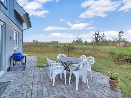 Ein Garten an der Unterkunft Apartment Ettie - 6km from the sea by Interhome