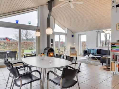 Ein Sitzbereich in der Unterkunft Holiday Home Annesophie - 300m to the inlet by Interhome