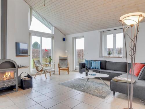 Ein Sitzbereich in der Unterkunft Holiday Home Annesophie - 300m to the inlet by Interhome