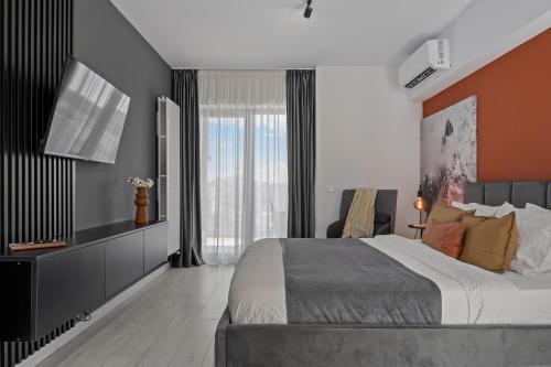 een slaapkamer met een groot bed en een groot raam bij Terracotta Oasis in Boekarest