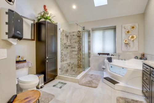 un bagno con doccia, WC e lavandino di Indoor and Outdoor Entertainment! Luxe Michigan Home a Clinton