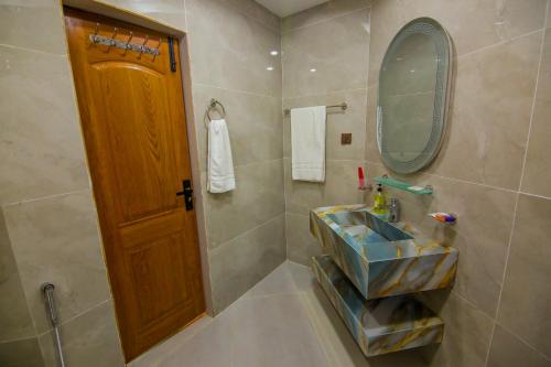ラホールにあるPremier Inn Gulberg Lahoreの洗面台と鏡のあるバスルーム