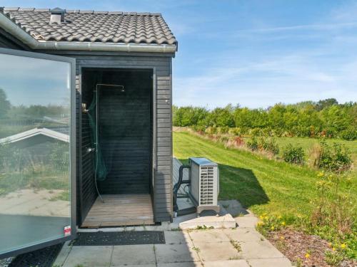 Ein Garten an der Unterkunft Holiday Home Gregor - 300m from the sea by Interhome