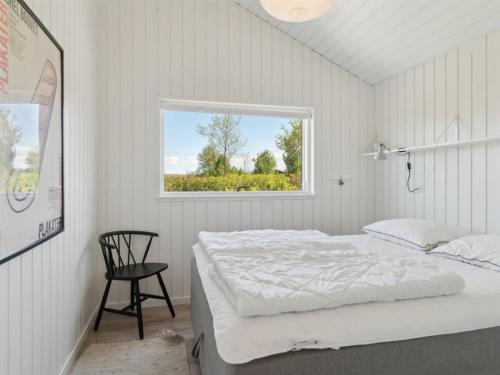Ein Bett oder Betten in einem Zimmer der Unterkunft Holiday Home Gregor - 300m from the sea by Interhome