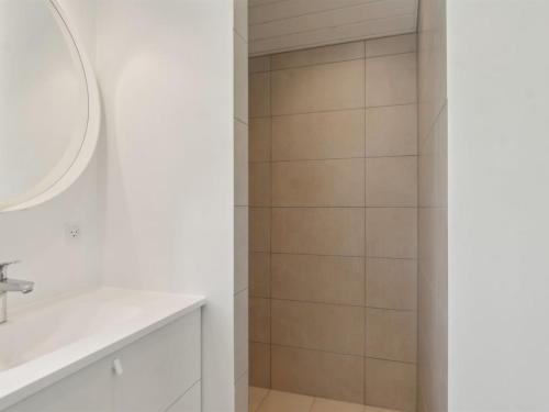 Ein Badezimmer in der Unterkunft Holiday Home Gregor - 300m from the sea by Interhome