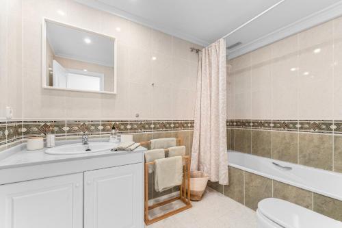 ein Badezimmer mit Waschbecken, Toilette und Spiegel in der Unterkunft Casa Ra Sol in Orihuela