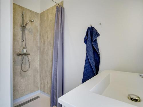 Ένα μπάνιο στο Holiday Home Gjorgje - 100m from the sea by Interhome