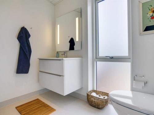 Ένα μπάνιο στο Holiday Home Gjorgje - 100m from the sea by Interhome