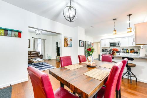 comedor y sala de estar con mesa de madera y sillas rojas en Proctor Stays, en Proctor