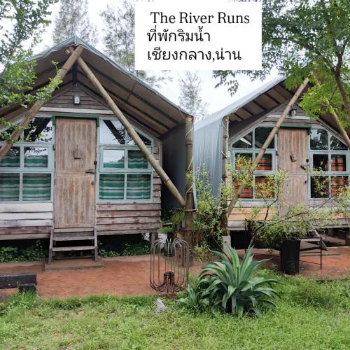 Un jardín fuera de THE RIVER RUNS CHIANG KLANG