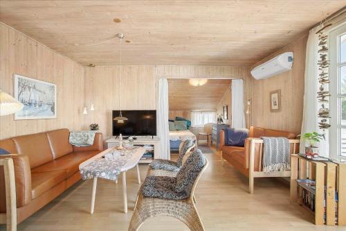 a living room with a couch and a tv at JB116-Frostrup-Svenstibakkevej-30 in Lild Strand