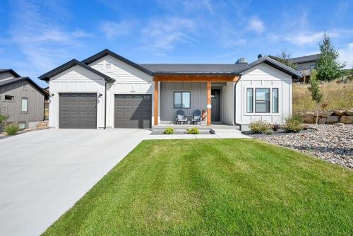 een huis met een gazon ervoor bij Brand NEW Entire home in Eden Utah in Eden