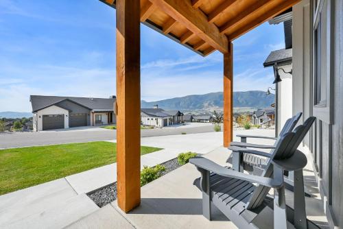 een veranda met een bank en een pergola bij Brand NEW Entire home in Eden Utah in Eden