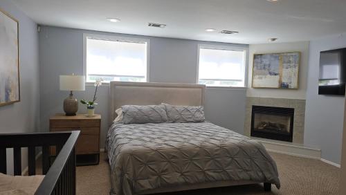 a bedroom with a bed and a fireplace at Cozy 4BR 3BA Home- Train to NYC, USOpen, CitiField Mets, Walk to Harbor & Golf in Port Washington
