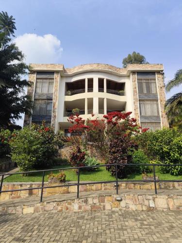 Delightful serviced apartment in perfect location near golf course