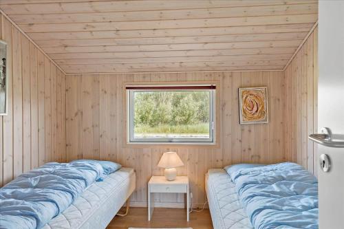 two beds in a small room with a window at JB166-Fjerritslev-Egevej-26 in Fjerritslev