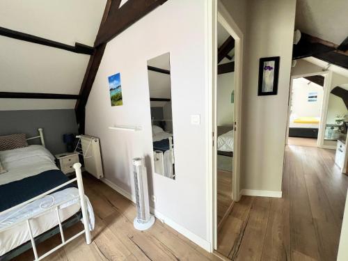 Postel nebo postele na pokoji v ubytování Quai du Val is a Charming Pet and Family Friendly Riverside Gite in Lehon close to Dinan Sleeps 7
