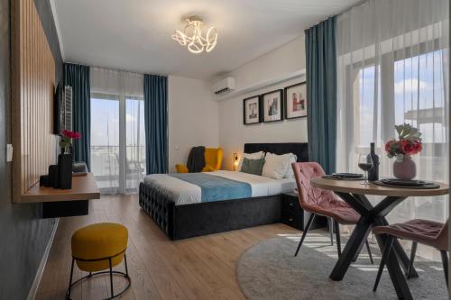 Giường trong phòng chung tại Garsoniera Turquoise Rezidential Moghioros Park