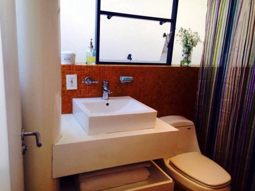 a bathroom with a sink and a toilet at L'Olive in Mexico City