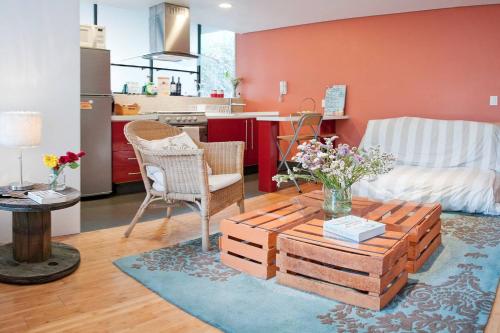 a living room with a table and a kitchen at L'Olive in Mexico City