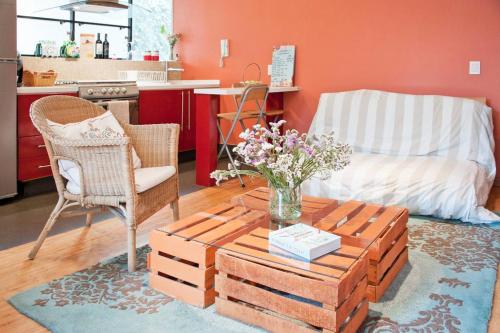 a living room with a coffee table and a kitchen at L'Olive in Mexico City
