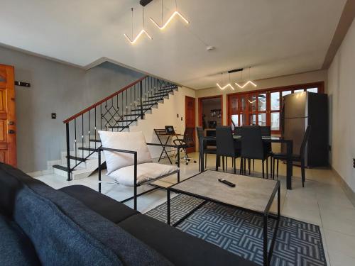 O zonă de relaxare la Departamento duplex minimalista centrico WiFi Cocina