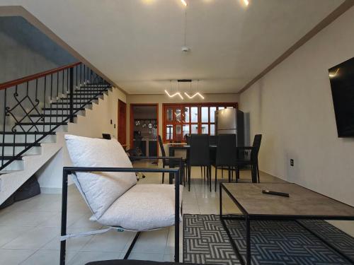 O zonă de relaxare la Departamento duplex minimalista centrico WiFi Cocina