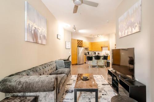 Kuchyň nebo kuchyňský kout v ubytování Stylish 1BR Uptown Apartment