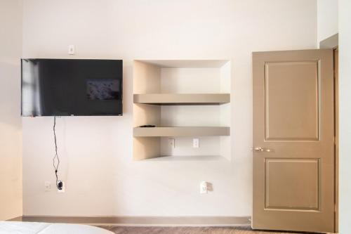 TV a/nebo společenská místnost v ubytování Stylish 1BR Uptown Apartment