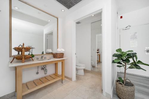 un baño con lavabo e inodoro en St Augustine Hotel, en Miami Beach