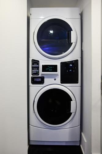 two microwaves stacked on top of each other at Capsule Hotel Montreal in Montréal