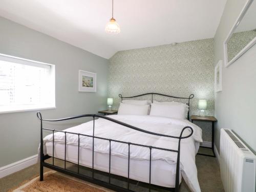 En eller flere senge i et værelse på Prospect Cottage