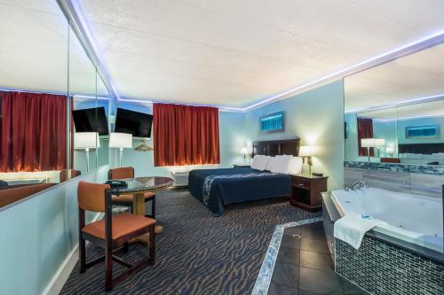 Giường trong phòng chung tại Knights Inn Phildelphia