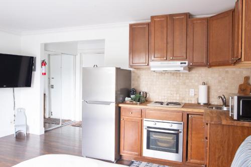 Una cocina o cocineta en Wanderlust Studio Suite with Private Patio