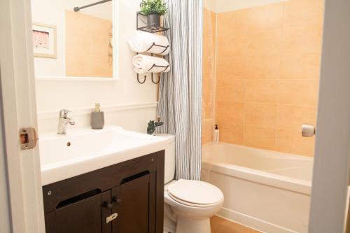 Un baño de Wanderlust Studio Suite with Private Patio