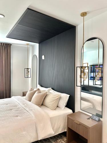 ein Schlafzimmer mit einem großen Bett und einem Spiegel in der Unterkunft Free Parking, King Bed, 75 inch TV, and Luxury Stay in Atlanta