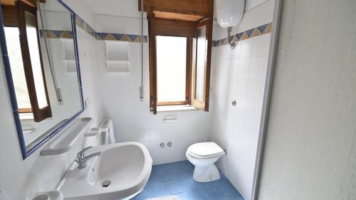 ein Badezimmer mit Waschbecken, Toilette und Badewanne in der Unterkunft Le Rose in Marina di Camerota
