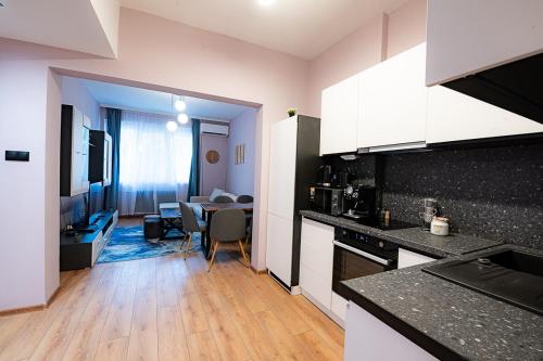 1 minute to main Street & NDK & Free Parking