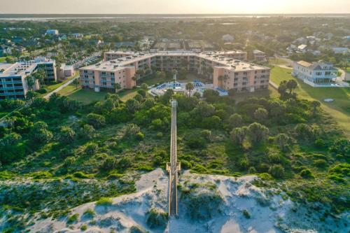 Gone Coastal l Ground Floor Condo l Steps to Beach في Anastasia Island: اطلالة جوية على منتجع مع مبنى