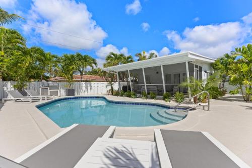 una piscina frente a una casa en The Sandbar Walk To Beach Comfy Beds Firepit Pool, en Fort Lauderdale
