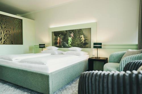 a bedroom with two beds and a couch at Fritz Lauterbad in Freudenstadt